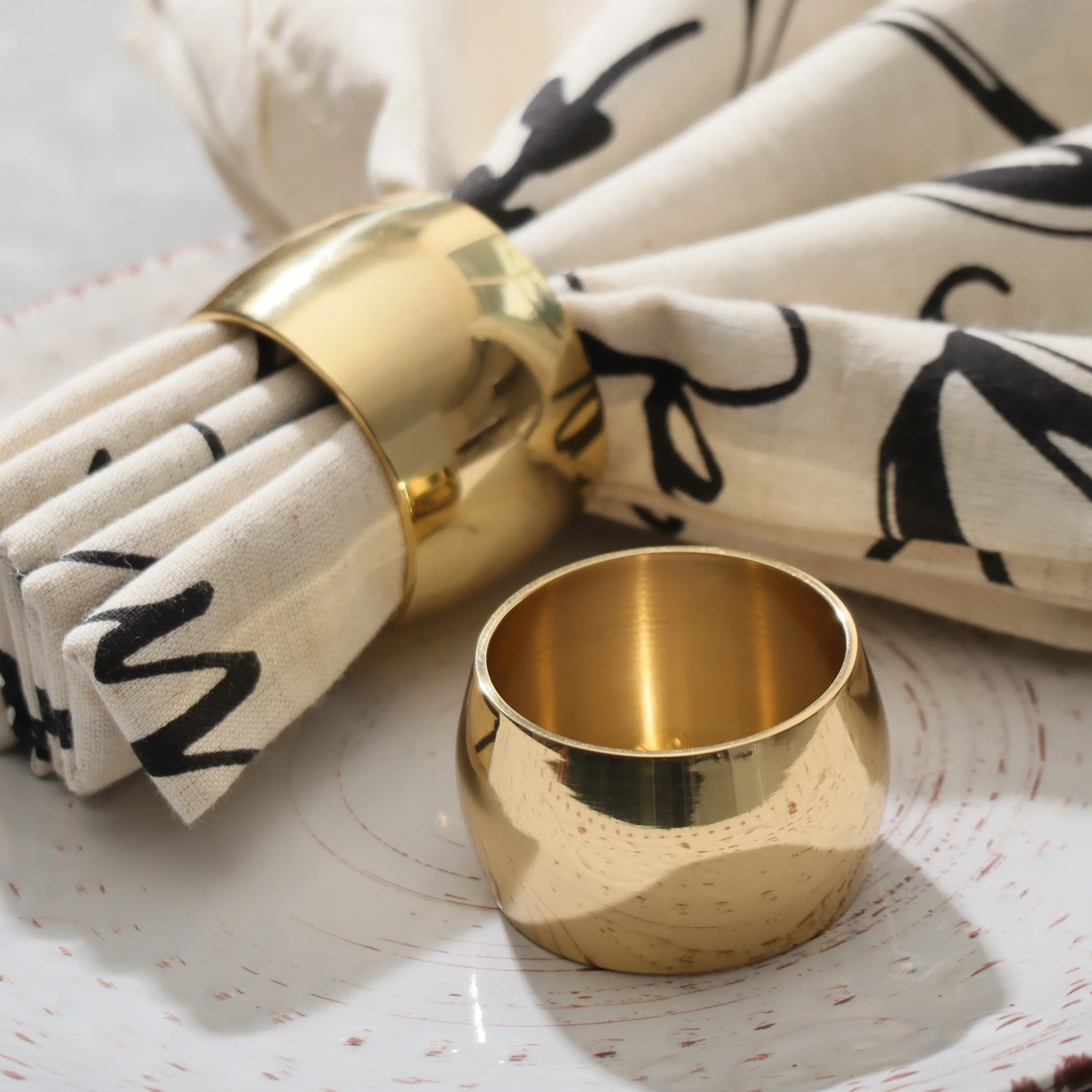Laurel Brass Napkin Rings, Set of 6 - Gold - Image 4