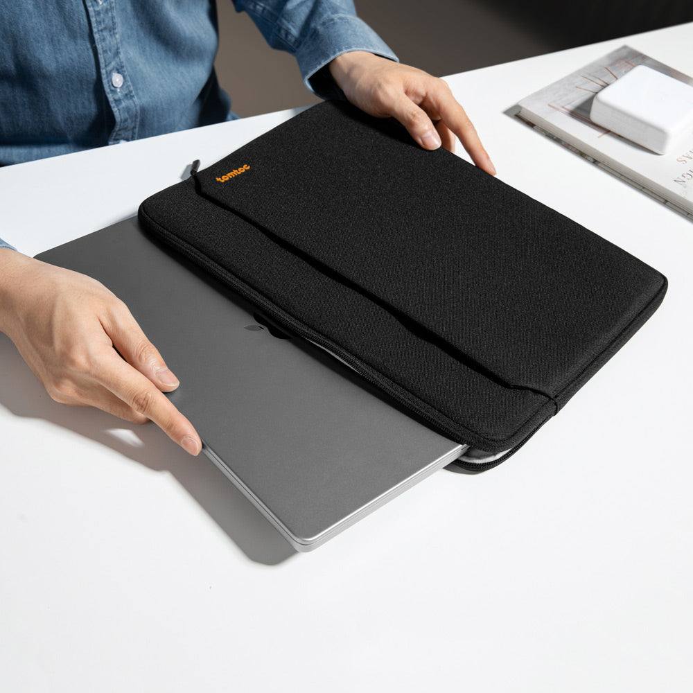 Light A18 Laptop Sleeve - Black 14 Inches - Image 7