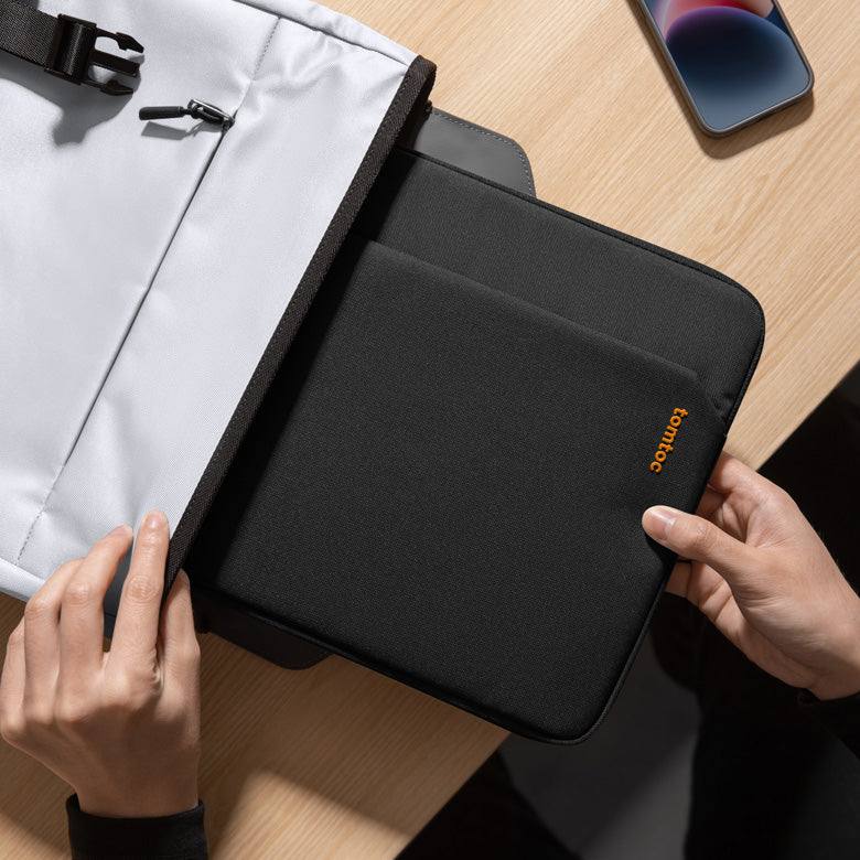 Light A18 Laptop Sleeve - Black for 15 Inch - Image 7