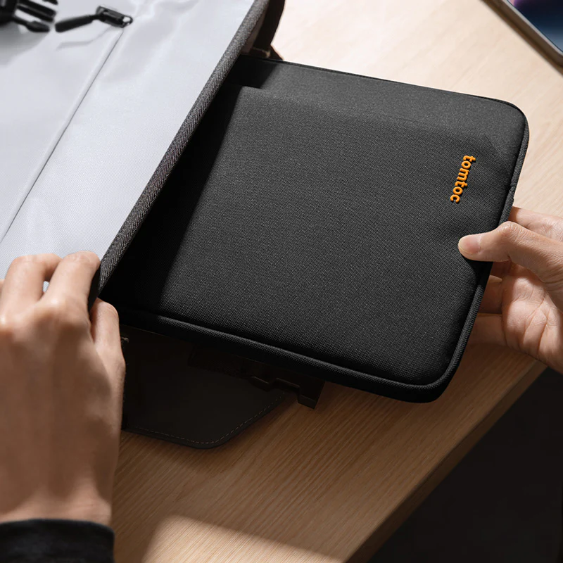 Light B18 Tablet Sleeve - Black 12.9 Inch - Image 10