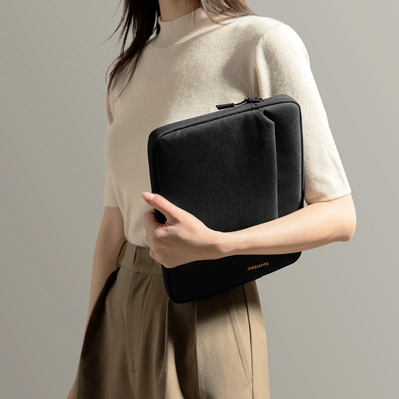 Light B18 Tablet Sleeve - Black 12.9 Inch - Image 14