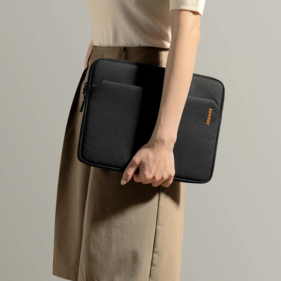Light B18 Tablet Sleeve - Black 12.9 Inch - Image 15