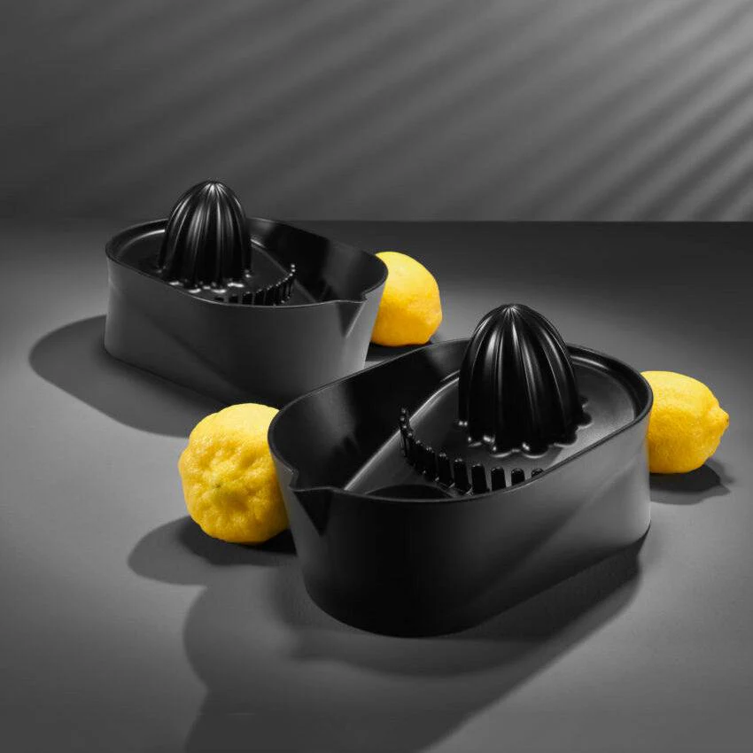 Oblo Citrus Juicer - Carbon Black - Image 4